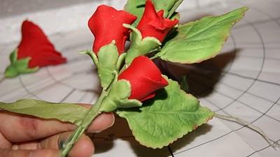 Como hacer un bouquet de flores o alambrar flores en pasta de goma