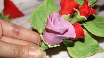 Como hacer un bouquet de flores o alambrar flores en pasta de goma