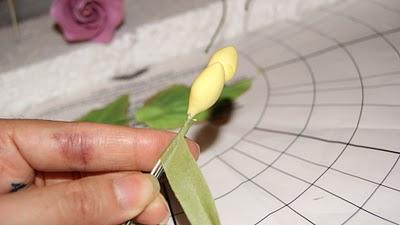 Como hacer un bouquet de flores o alambrar flores en pasta de goma