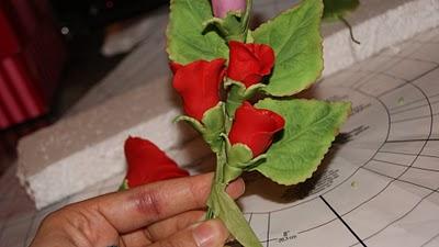 Como hacer un bouquet de flores o alambrar flores en pasta de goma