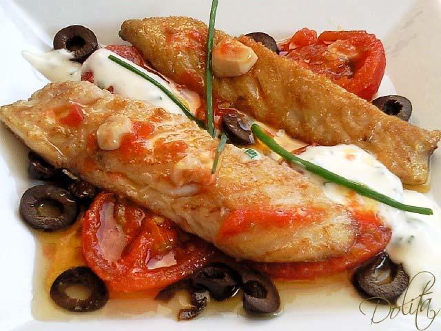 CABALLA CON TOMATES CONFITADOS Y SALSA DE CEBOLLINO