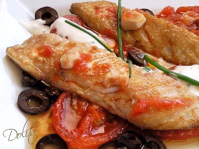 CABALLA CON TOMATES CONFITADOS Y SALSA DE CEBOLLINO