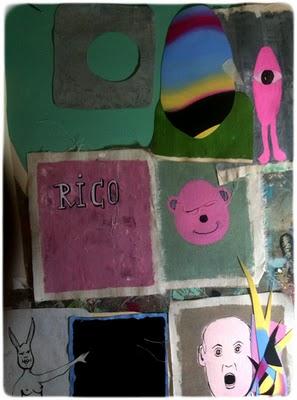 Unos pocos personajes sobre la mesa