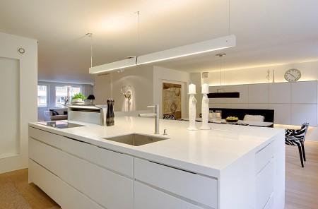 Un dúplex de diseño exclusivo y elegante waling closet muebles de estilo atemporal muebles de diseño estilo nórdico estilo escandinavo electrodomésticos miele electrodomésticos gaggenau dúplex de diseño diseño de interiores decoración nórdica decoración estampado animal decoración en blanco y negro decoración de interiores cocinas modernas cocinas blancas