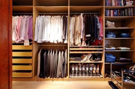 Un dúplex de diseño exclusivo y elegante waling closet muebles de estilo atemporal muebles de diseño estilo nórdico estilo escandinavo electrodomésticos miele electrodomésticos gaggenau dúplex de diseño diseño de interiores decoración nórdica decoración estampado animal decoración en blanco y negro decoración de interiores cocinas modernas cocinas blancas