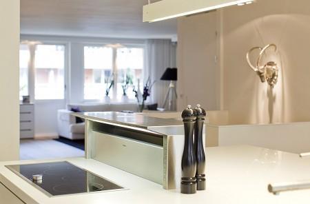 Un dúplex de diseño exclusivo y elegante waling closet muebles de estilo atemporal muebles de diseño estilo nórdico estilo escandinavo electrodomésticos miele electrodomésticos gaggenau dúplex de diseño diseño de interiores decoración nórdica decoración estampado animal decoración en blanco y negro decoración de interiores cocinas modernas cocinas blancas