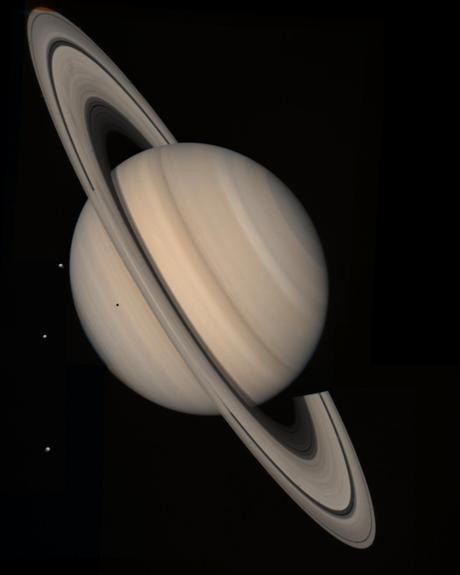 Saturno visto por el Voyager 2