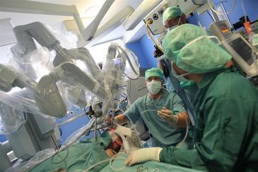 Un hospital español, pionero en cirugía transoral con el robot Da Vinci