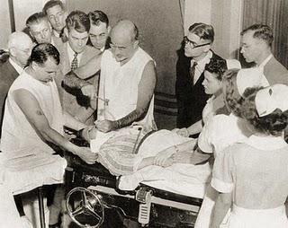 CINEFÓRUM DE SOBREMESA (porque el cine nos alimenta...)Hoy: Monos como Becky, (Joaquim Jordà y Nuria Villazán, 1999)