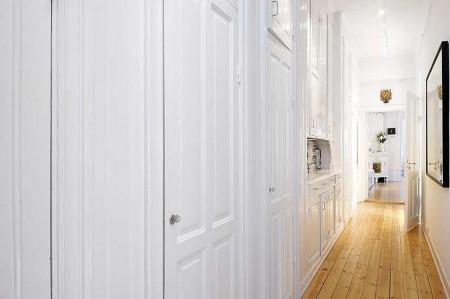 Detalles señoriales en una vivienda moderna tendencias decoración sillas hormiga rosetones en el techo ricos estucos piso en suecia muebles de los 50 muebles de lineas rectas muebles de diseño moderno muebles de diseño Molduras en el techo estilo nórdico diseño nórdico diseño de interiores diseño danés decoración en suecia decoración en blanco decoración de interiores chimeneas antiguas decoradas arne jacobsen ant chair