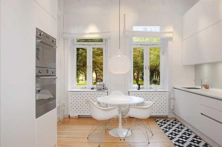 Detalles señoriales en una vivienda moderna tendencias decoración sillas hormiga rosetones en el techo ricos estucos piso en suecia muebles de los 50 muebles de lineas rectas muebles de diseño moderno muebles de diseño Molduras en el techo estilo nórdico diseño nórdico diseño de interiores diseño danés decoración en suecia decoración en blanco decoración de interiores chimeneas antiguas decoradas arne jacobsen ant chair