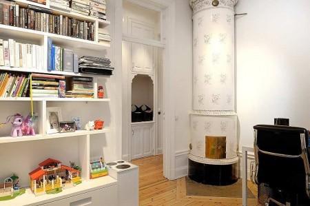 Detalles señoriales en una vivienda moderna tendencias decoración sillas hormiga rosetones en el techo ricos estucos piso en suecia muebles de los 50 muebles de lineas rectas muebles de diseño moderno muebles de diseño Molduras en el techo estilo nórdico diseño nórdico diseño de interiores diseño danés decoración en suecia decoración en blanco decoración de interiores chimeneas antiguas decoradas arne jacobsen ant chair