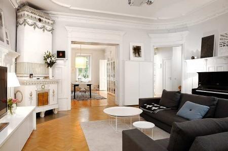 Detalles señoriales en una vivienda moderna tendencias decoración sillas hormiga rosetones en el techo ricos estucos piso en suecia muebles de los 50 muebles de lineas rectas muebles de diseño moderno muebles de diseño Molduras en el techo estilo nórdico diseño nórdico diseño de interiores diseño danés decoración en suecia decoración en blanco decoración de interiores chimeneas antiguas decoradas arne jacobsen ant chair