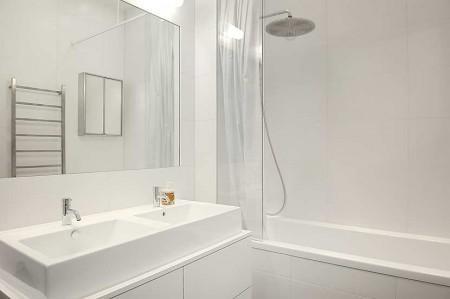 Detalles señoriales en una vivienda moderna tendencias decoración sillas hormiga rosetones en el techo ricos estucos piso en suecia muebles de los 50 muebles de lineas rectas muebles de diseño moderno muebles de diseño Molduras en el techo estilo nórdico diseño nórdico diseño de interiores diseño danés decoración en suecia decoración en blanco decoración de interiores chimeneas antiguas decoradas arne jacobsen ant chair