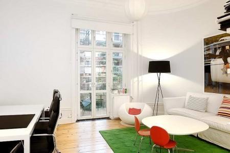 Detalles señoriales en una vivienda moderna tendencias decoración sillas hormiga rosetones en el techo ricos estucos piso en suecia muebles de los 50 muebles de lineas rectas muebles de diseño moderno muebles de diseño Molduras en el techo estilo nórdico diseño nórdico diseño de interiores diseño danés decoración en suecia decoración en blanco decoración de interiores chimeneas antiguas decoradas arne jacobsen ant chair