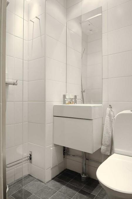 Detalles señoriales en una vivienda moderna tendencias decoración sillas hormiga rosetones en el techo ricos estucos piso en suecia muebles de los 50 muebles de lineas rectas muebles de diseño moderno muebles de diseño Molduras en el techo estilo nórdico diseño nórdico diseño de interiores diseño danés decoración en suecia decoración en blanco decoración de interiores chimeneas antiguas decoradas arne jacobsen ant chair