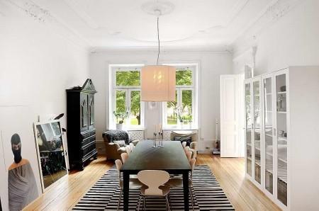 Detalles señoriales en una vivienda moderna tendencias decoración sillas hormiga rosetones en el techo ricos estucos piso en suecia muebles de los 50 muebles de lineas rectas muebles de diseño moderno muebles de diseño Molduras en el techo estilo nórdico diseño nórdico diseño de interiores diseño danés decoración en suecia decoración en blanco decoración de interiores chimeneas antiguas decoradas arne jacobsen ant chair