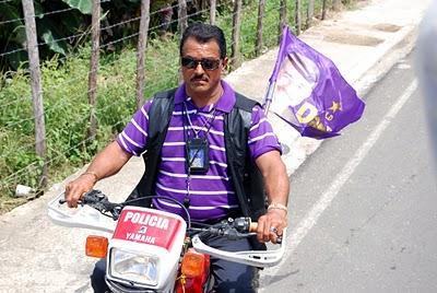 Un agente policial hace campaña por Danilo?