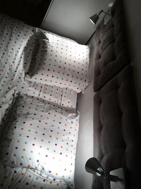 Ikea Hack: cabecero con cojines y lámparas de pared