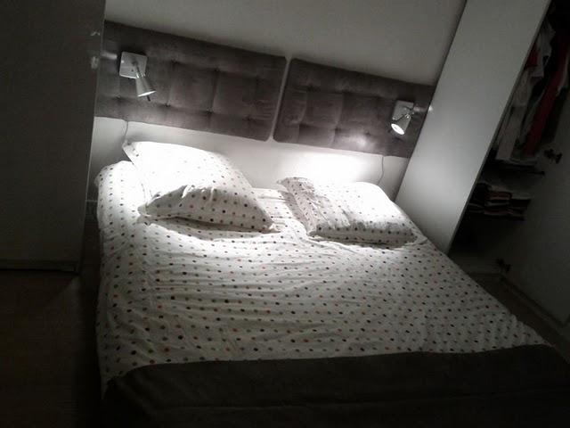 Ikea Hack: cabecero con cojines y lámparas de pared