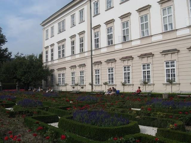 CALLEJEANDO EN SALZBURGO : SCHLOSS MIRABELL, MAKARPLATZ Y KAPUZINERBERG