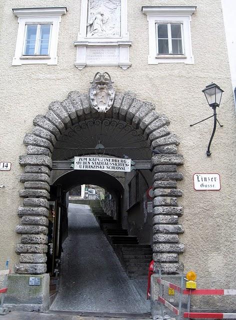 CALLEJEANDO EN SALZBURGO : SCHLOSS MIRABELL, MAKARPLATZ Y KAPUZINERBERG