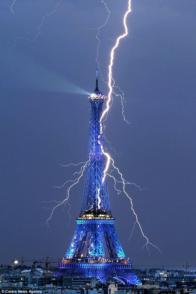El rayo que golpea la Torre Eiffel