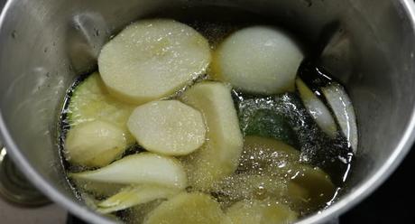 Ponemos todos los ingredientes y los cocemos