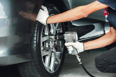 La herramienta indispensable que se necesita para cambiar fácilmente un neumático