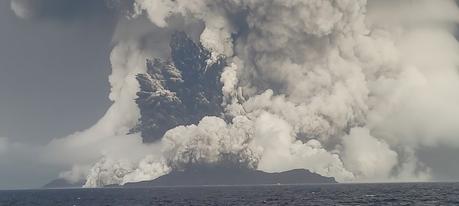 Alerta de tsunami en todo el mundo tras erupción del volcán Toga