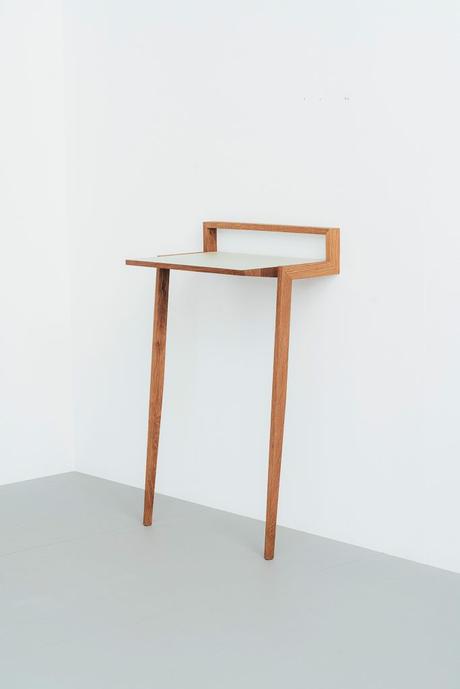 Consejos para decorar habitaciones minimalistas pequeñas mesa de pared lijera