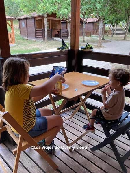 Éric y Álex merendando en el Camping Osate
