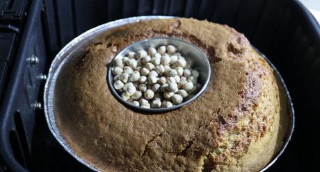 Ponemos el bizcocho en el horno para hornear en la freidora sin aceite