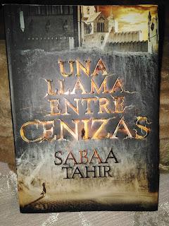 Saga Una llama entre cenizas, Libro I: Una llama entre cenizas, de Sabaa Tahir
