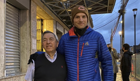 El actor estadounidense Ashton Kutcher se encuentra en Chile