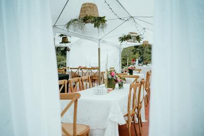 Mesas de boda en una carpa con paredes laterales