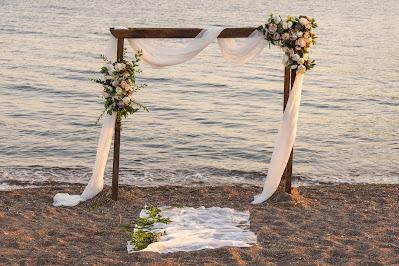 Estructura con flores y telas para una ceremonia en la playa