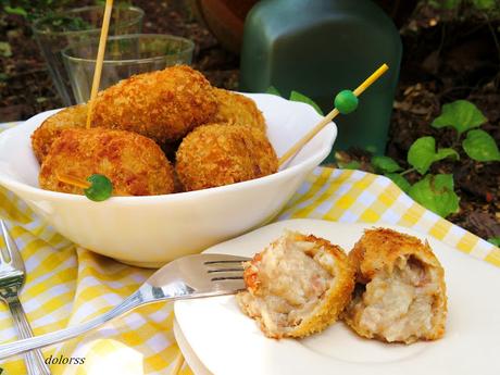 Croquetas de pollo, cebolla caramelizada y beicon con aroma de ceps