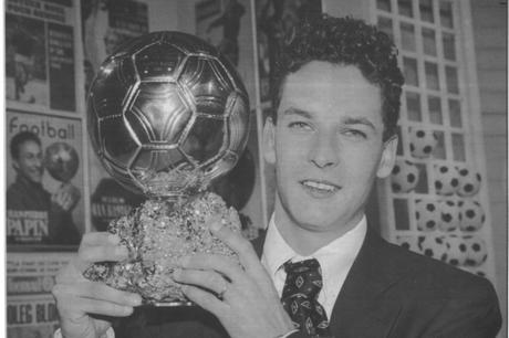 Roberto Baggio posa orgulloso con su Balón de Oro