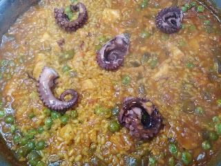 ARROZ CON PULPO Y LANGOSTINOS EN PAELLERA