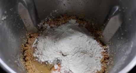 Ponemos la harina y los huevos y los mezclamos