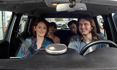 CON QUIEN VIAJAS (España, 2021) Comedia, Intriga, Suspense