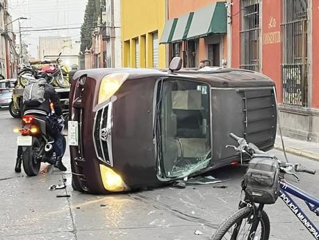 Volcadura de camioneta en el Centro Histórico