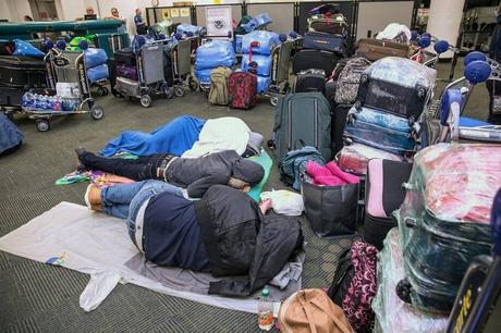Venezolanos se encuentran varados en los aeropuertos de Medellin y Bogotá