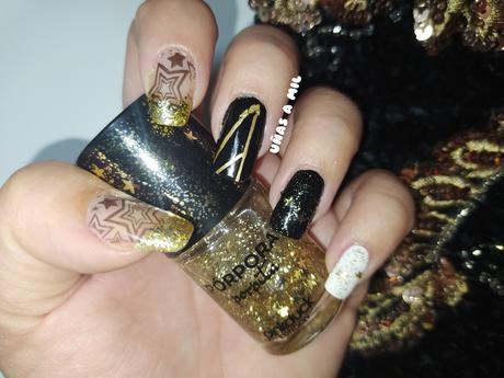 Diseño de uñas en negro y dorado para Nochevieja, Año Nuevo o Navidad