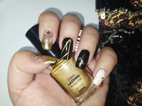 Diseño de uñas en negro y dorado para Nochevieja, Año Nuevo o Navidad