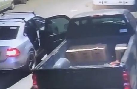 (video) Roban camioneta con todo y cartones de cerveza en El Paseo