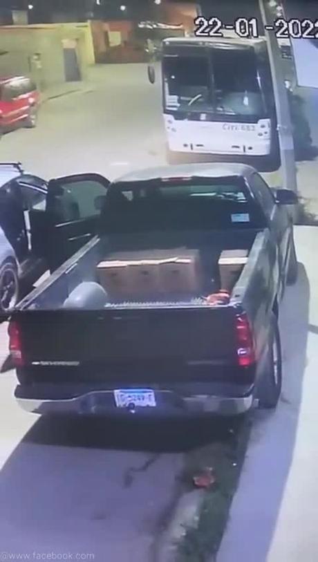 (video) Roban camioneta con todo y cartones de cerveza en El Paseo