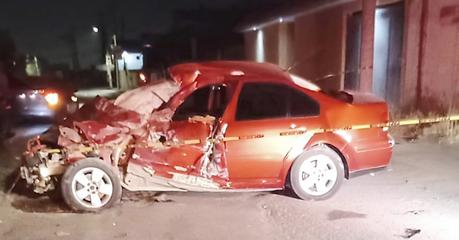Abandonan Jetta chocado con persona fallecida en Santa Rita