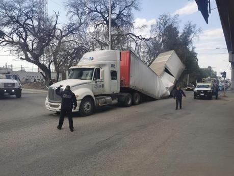 Caja de tráiler se dobla por sobrepeso en Periférico Oriente